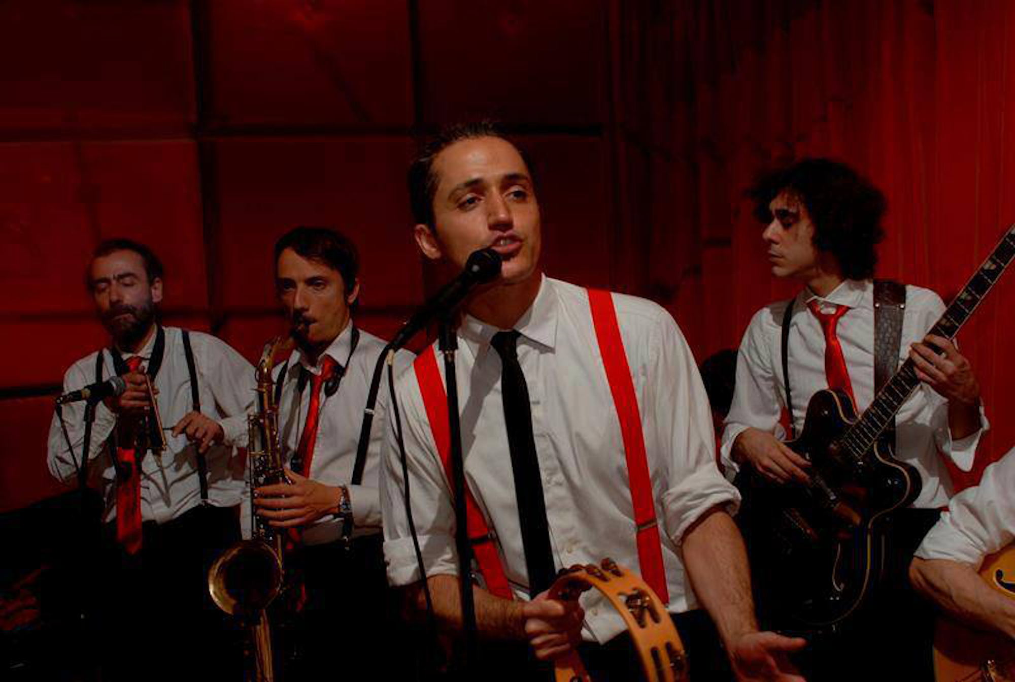 dolce vita - mix generi musicali anni 50 60 Alcuni componenti de Los Carosones e Nino Milone durante un’esibizione, tutti vestiti con camicia, cravatta e bretelle.